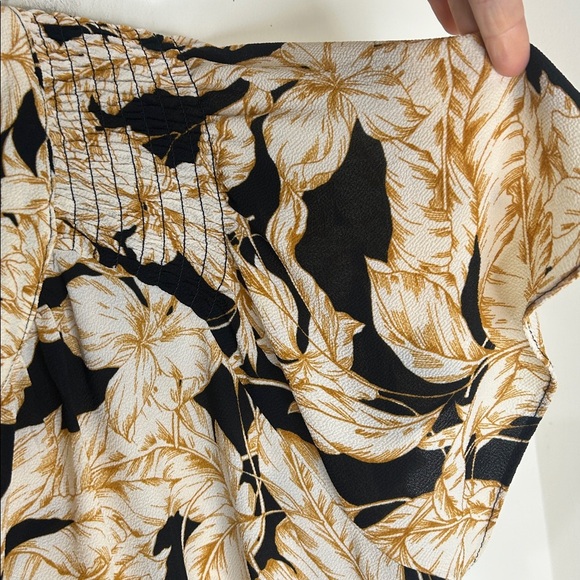 ROSE + OLIVE Black Ivory Smocked Floral Print Flutter Sleeve Blouse Size 1X - Picture 8 of 16